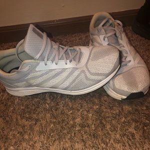 Adidas Bounce tennis shoe